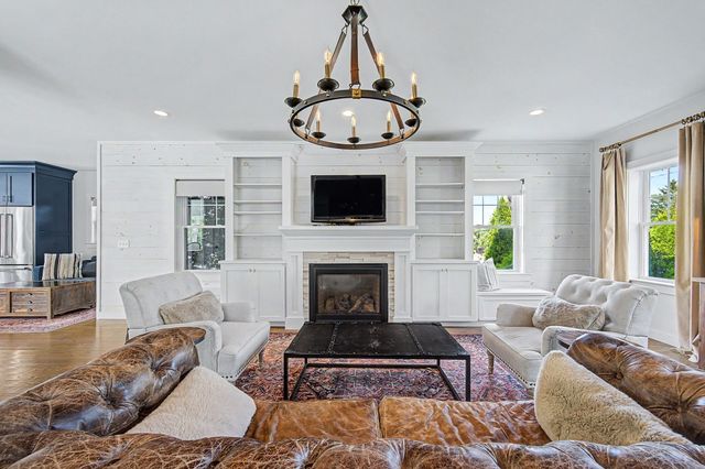 72 Grove St, Hopkinton, MA 01748