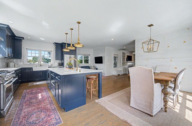 72 Grove St, Hopkinton, MA 01748
