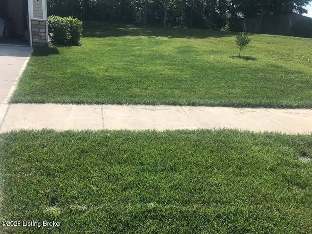 7020 Hollow Oaks Dr, Louisville, KY 40291