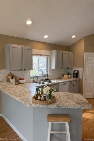 2365 Hartford Avenue, Waterford, MI 48327