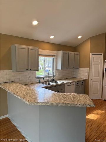 2365 Hartford Avenue, Waterford, MI 48327