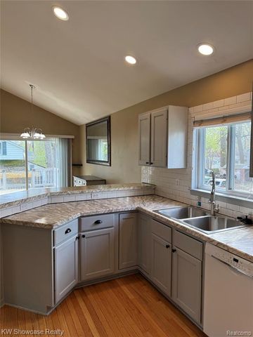 2365 Hartford Avenue, Waterford, MI 48327