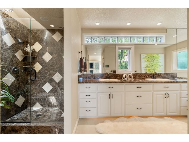 221 Sw MOONRIDGE Pl, Portland, OR 97225