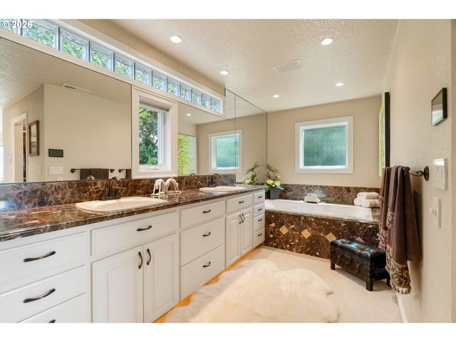 221 Sw MOONRIDGE Pl, Portland, OR 97225