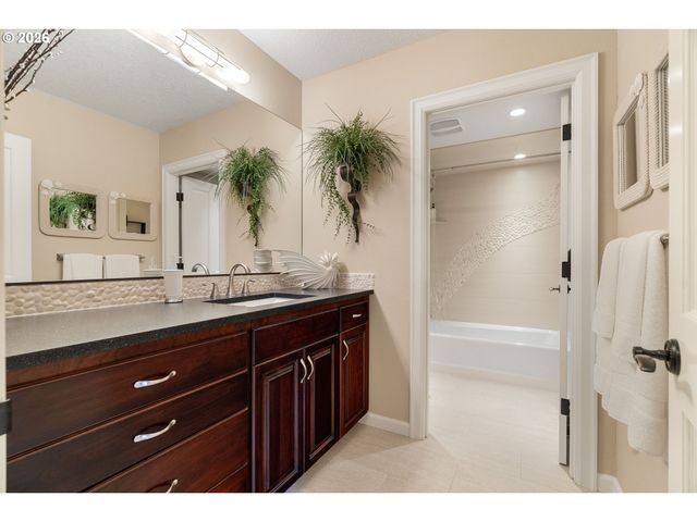 221 Sw MOONRIDGE Pl, Portland, OR 97225