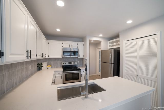 14718 Hillside Vw, San Antonio, TX 78233