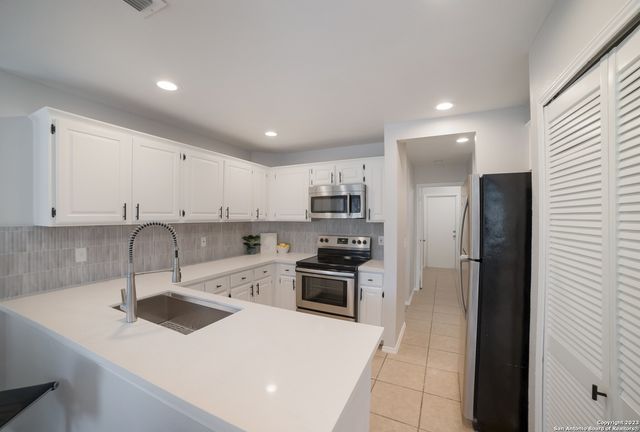 14718 Hillside Vw, San Antonio, TX 78233