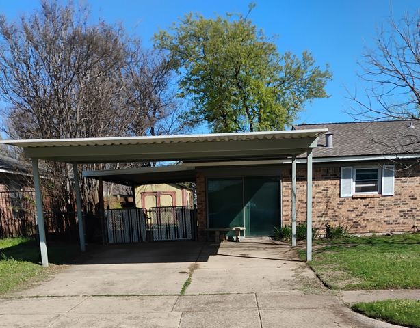 6307 S Solona Circle S, Haltom City, TX 76117