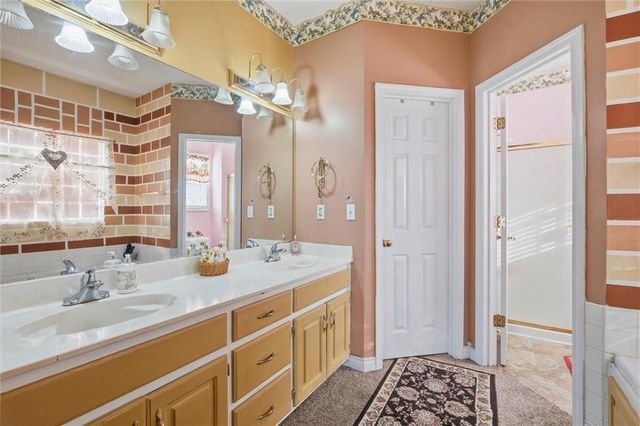 4407 SW Briarbrook Drive, Lee's Summit, MO 64082