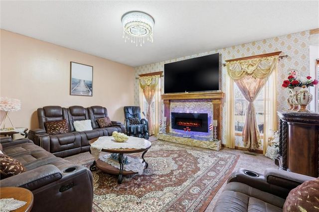 4407 SW Briarbrook Drive, Lee's Summit, MO 64082