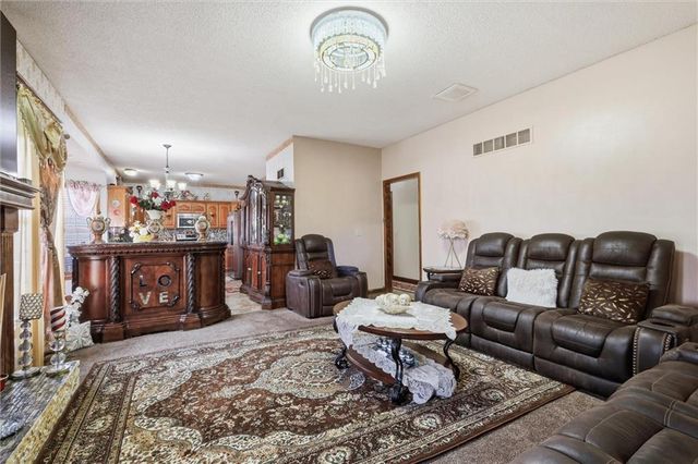 4407 SW Briarbrook Drive, Lee's Summit, MO 64082