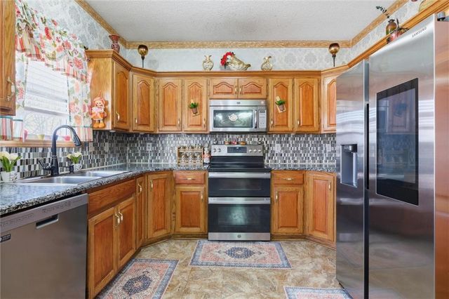 4407 SW Briarbrook Drive, Lee's Summit, MO 64082