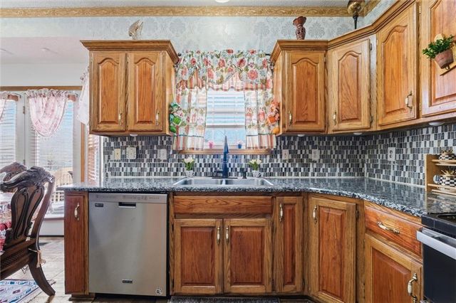 4407 SW Briarbrook Drive, Lee's Summit, MO 64082