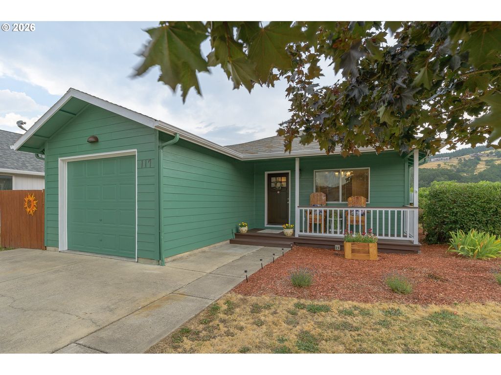 Image 1 of property listing at 400 N BRIDGE St, Sheridan, OR 97378