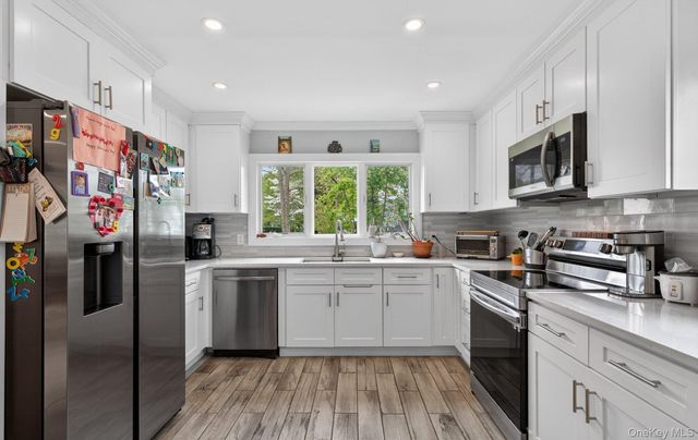 13 Wansor Avenue, Bayville, NY 11709