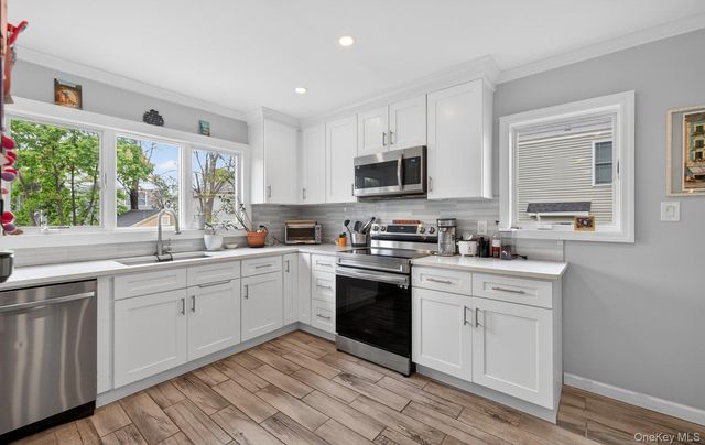 13 Wansor Avenue, Bayville, NY 11709