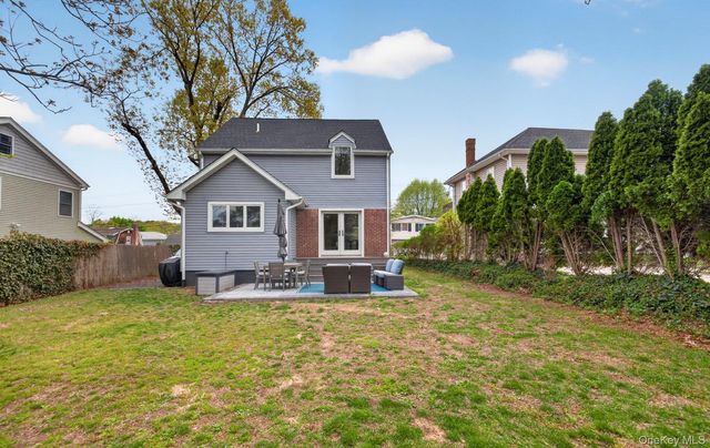 13 Wansor Avenue, Bayville, NY 11709