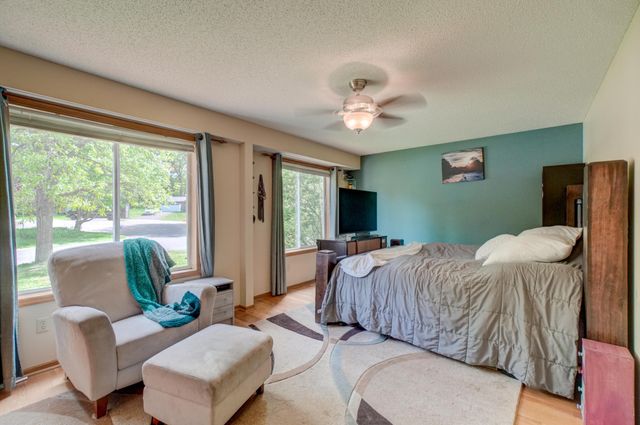 6878 Upper 28th Street N, Oakdale, MN 55128