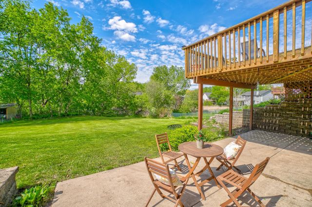 6878 Upper 28th Street N, Oakdale, MN 55128