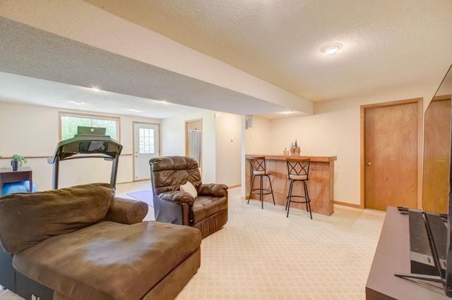 6878 Upper 28th Street N, Oakdale, MN 55128