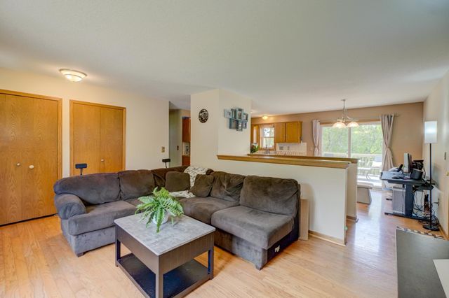 6878 Upper 28th Street N, Oakdale, MN 55128
