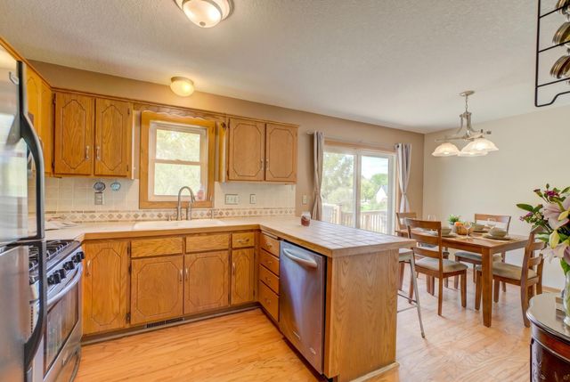 6878 Upper 28th Street N, Oakdale, MN 55128