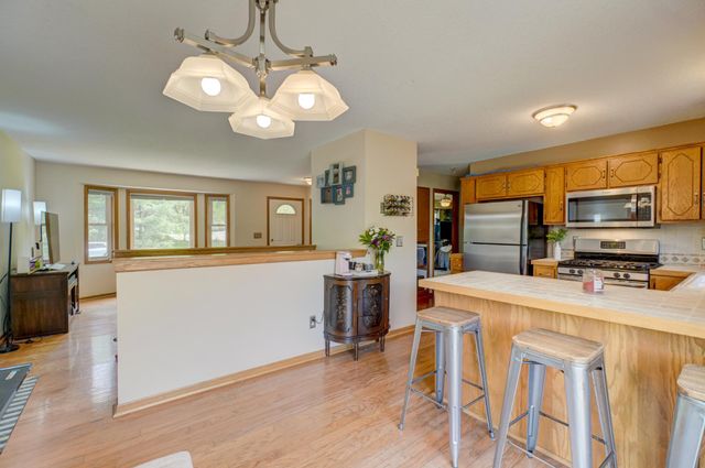 6878 Upper 28th Street N, Oakdale, MN 55128