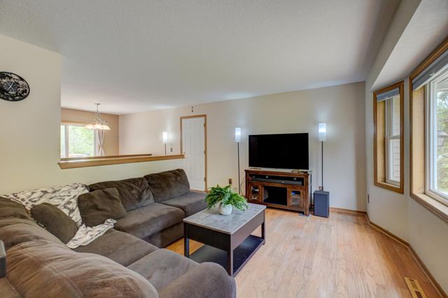 6878 Upper 28th Street N, Oakdale, MN 55128