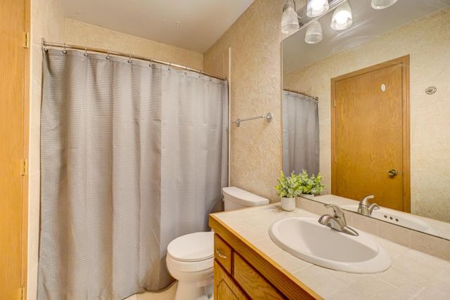 6878 Upper 28th Street N, Oakdale, MN 55128