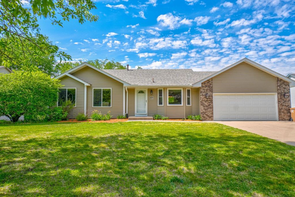 6878 Upper 28th Street N, Oakdale, MN 55128