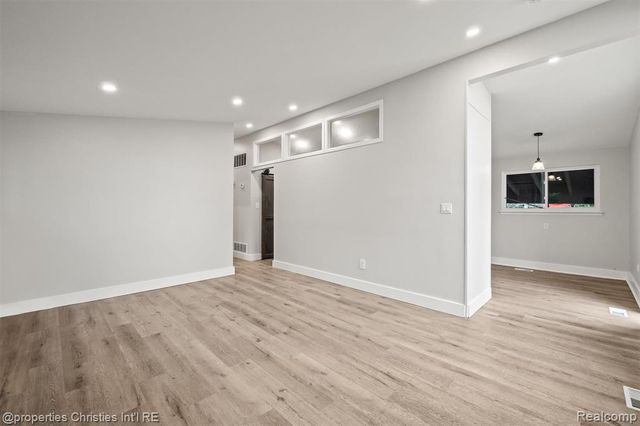 29464 Fairfax Street, Southfield, MI 48076