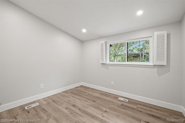 29464 Fairfax Street, Southfield, MI 48076
