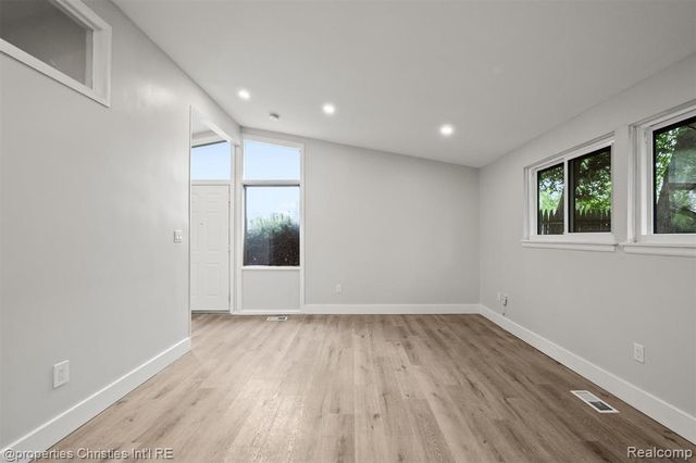 29464 Fairfax Street, Southfield, MI 48076