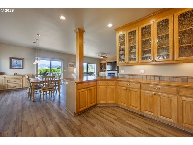 1587 Nw 39TH St, Lincoln City, OR 97367