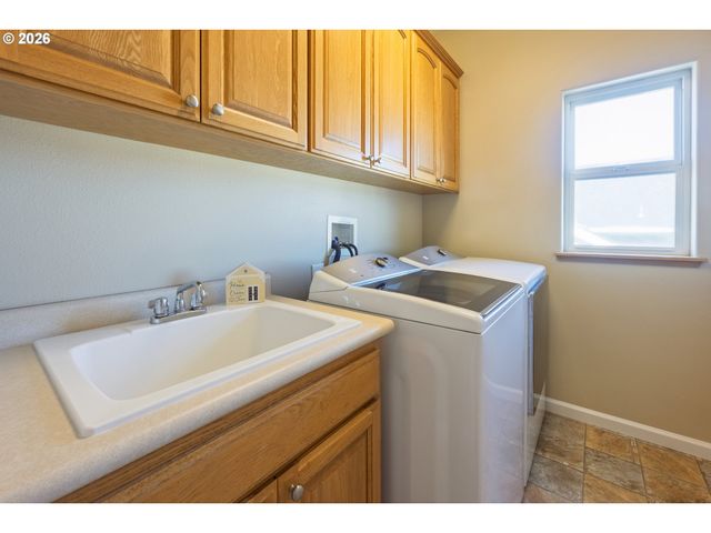 1587 Nw 39TH St, Lincoln City, OR 97367