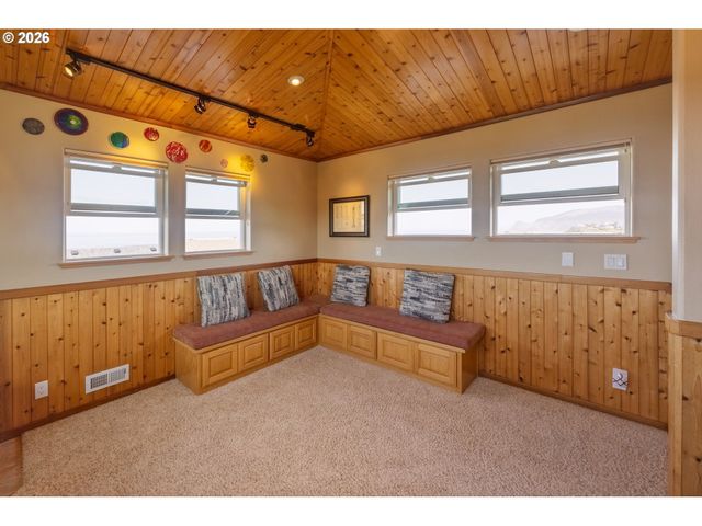 1587 Nw 39TH St, Lincoln City, OR 97367
