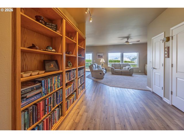 1587 Nw 39TH St, Lincoln City, OR 97367