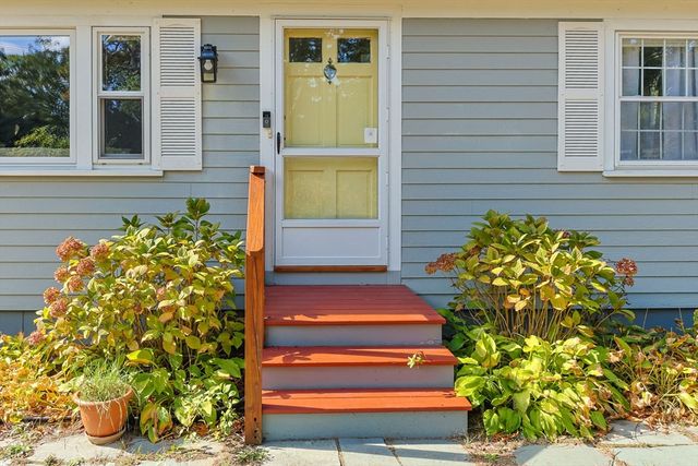 21 Brian Ln, Barnstable, MA 02601