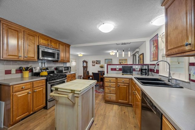 21 Brian Ln, Barnstable, MA 02601