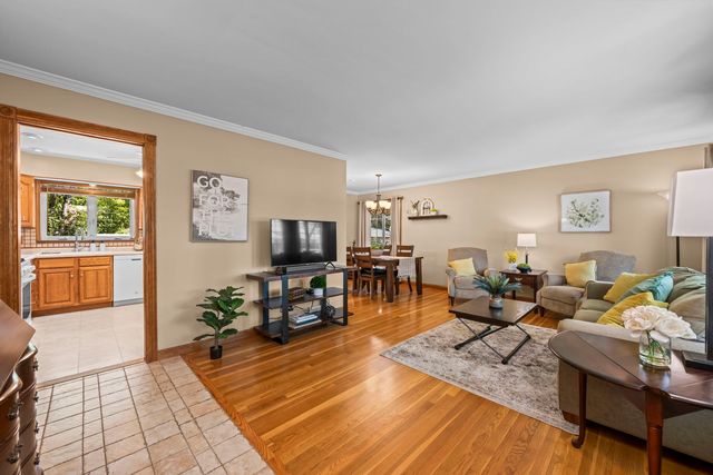 827 N Gibbons Avenue, Arlington Heights, IL 60004