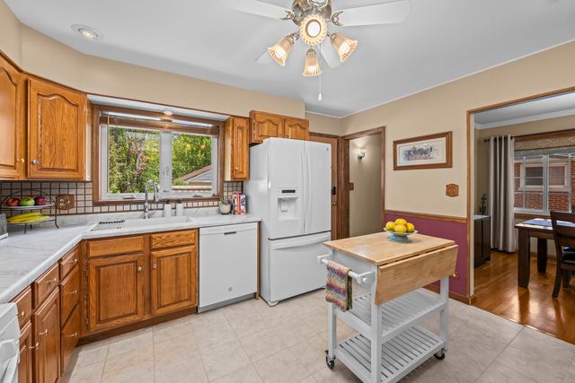 827 N Gibbons Avenue, Arlington Heights, IL 60004
