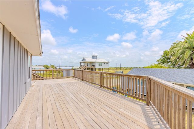 356 E Sagebrush St, Rockport, TX 78382