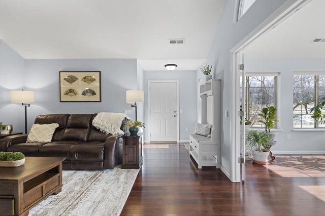 10 Pond View Way, Fitchburg, WI 53711