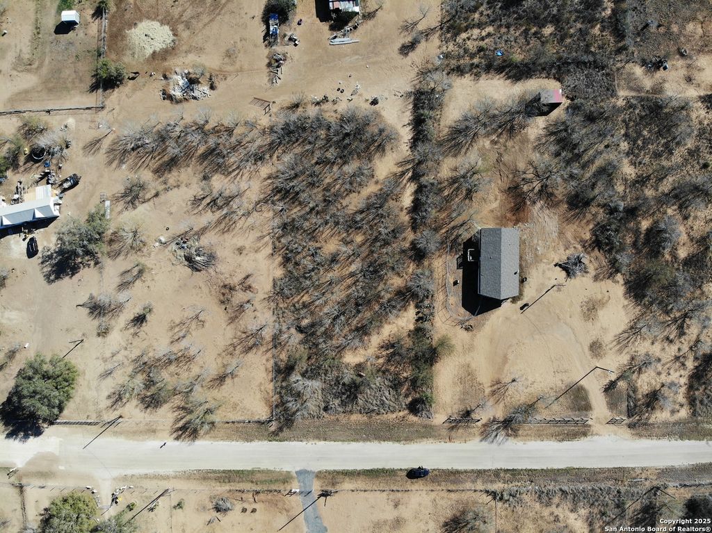 131 County Road 2666, Moore, TX 78057