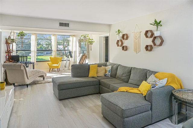 1715 Whitehall Dr 201, Davie, FL 33324