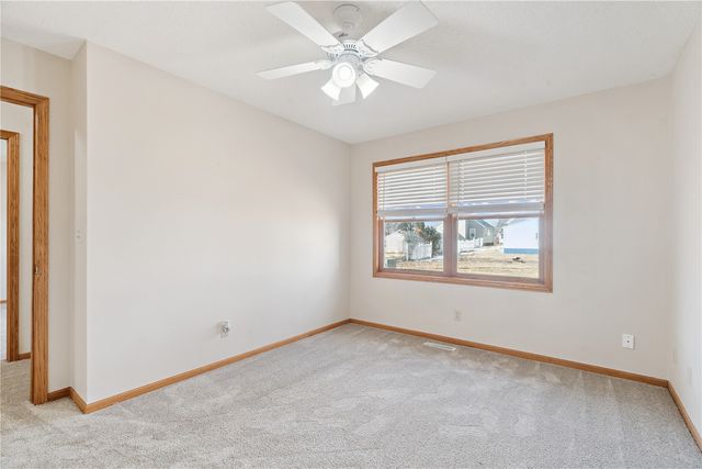 140 35th St Drive SE 2, Cedar Rapids, IA 52403