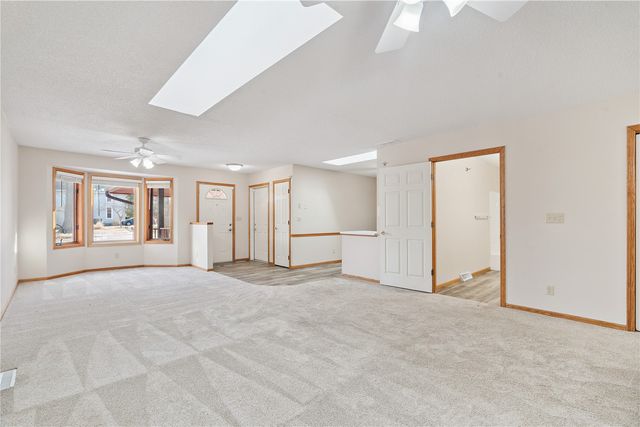 140 35th St Drive SE 2, Cedar Rapids, IA 52403