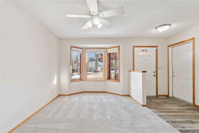 140 35th St Drive SE 2, Cedar Rapids, IA 52403