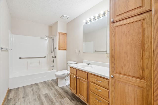 140 35th St Drive SE 2, Cedar Rapids, IA 52403