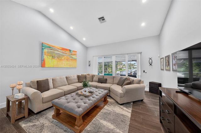 10761 NW 5th St, Plantation, FL 33324